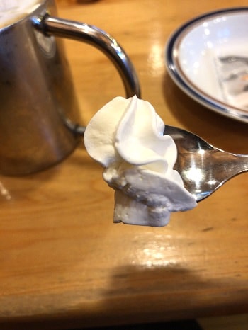 コメダ珈琲店 - アイスウインナーコーヒーのホイップクリームをスプーンですくって